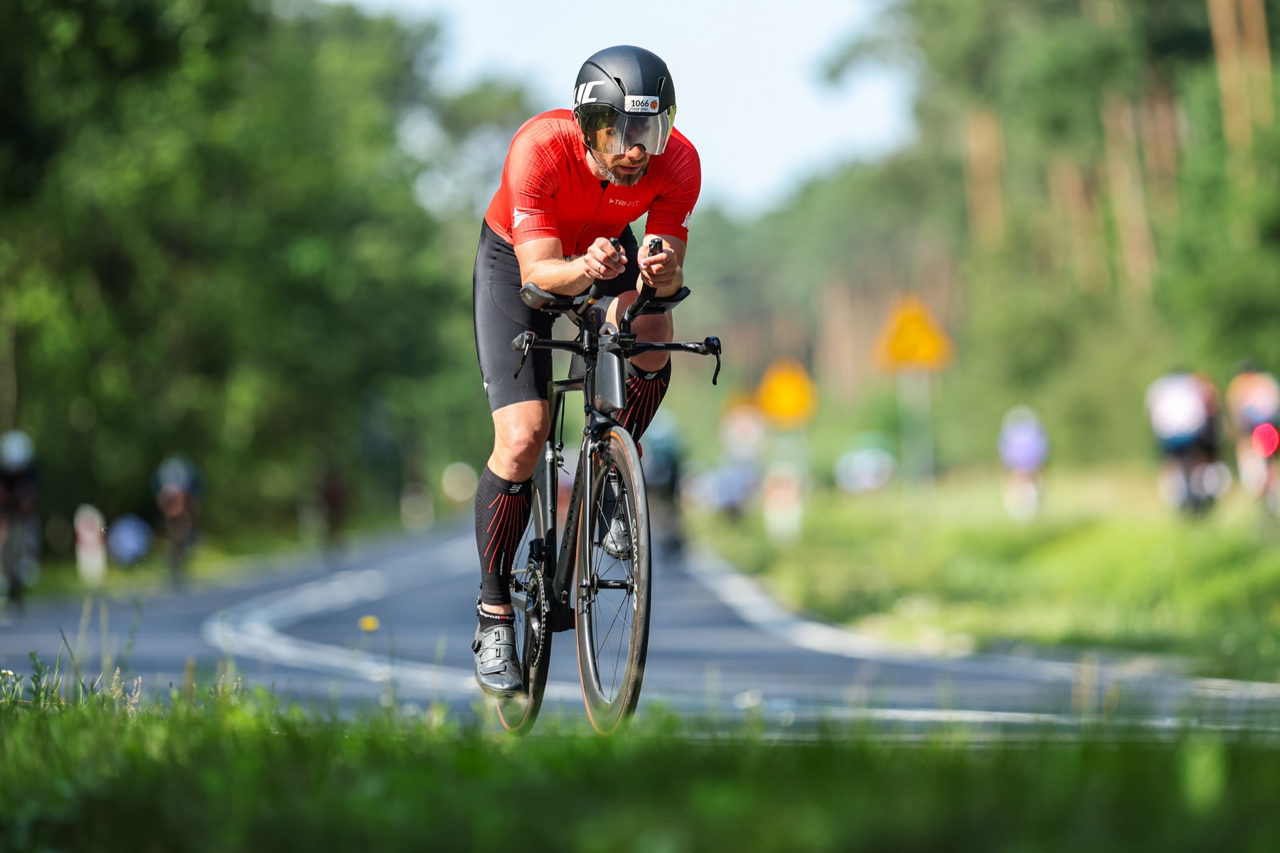 Piotr podczas zawodów triathlonowych na rowerze.
