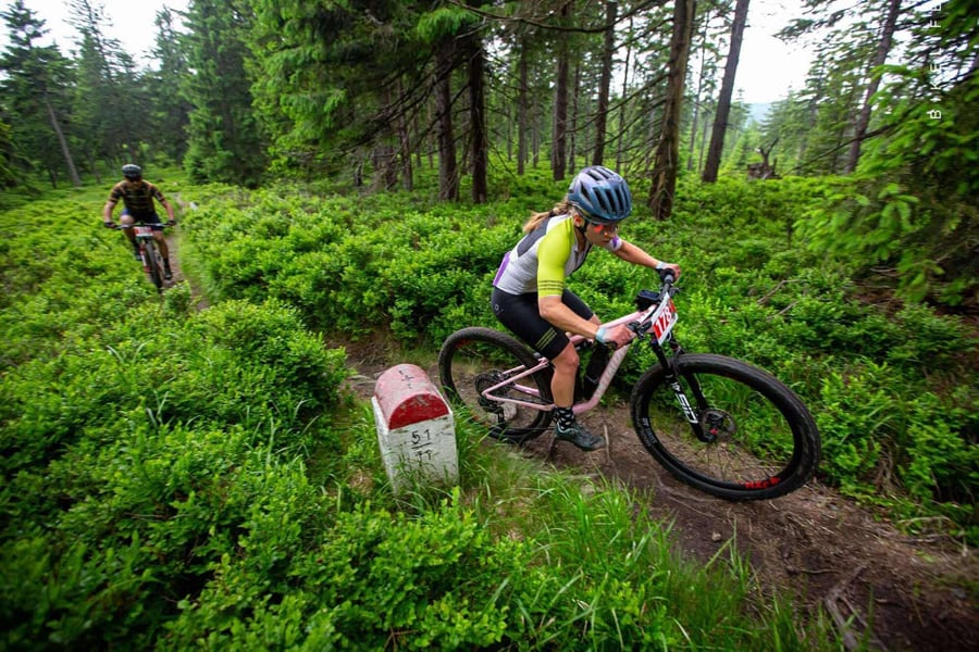 Sandra podczas wyścigu MTB w lesie.